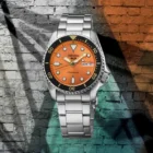Seiko 5 Sport SKX estilo, reloj con detalles en azul y negro, ideal para aventureros.